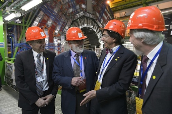 Francois Englert discussi\
ng research wih Elio Di Rupo, with the CMS detector in the backgound